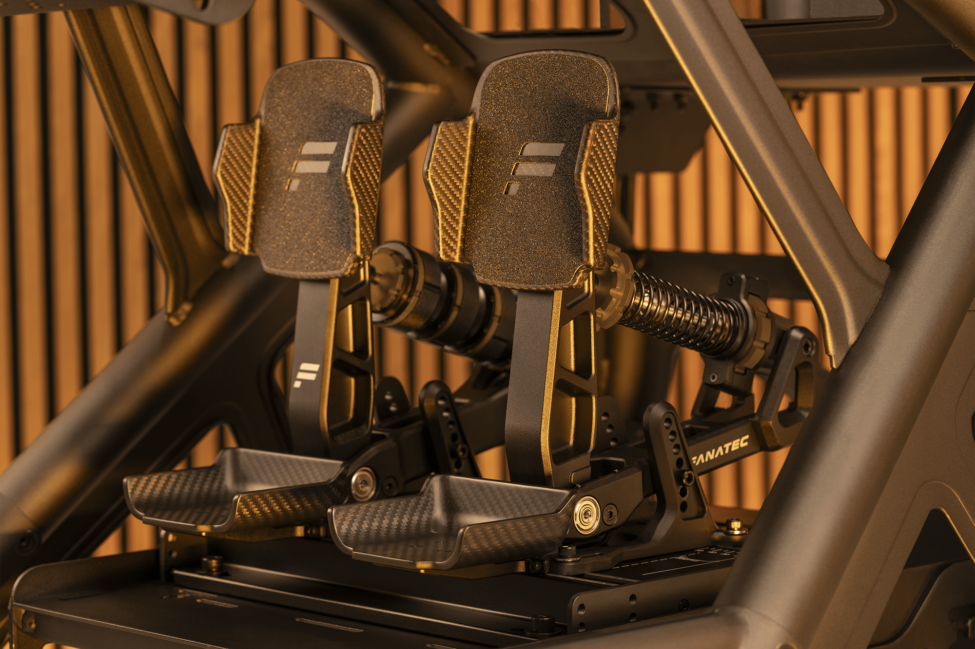 Fanatec Podium Pedals Formuła widok zamontowanych pedałóq w stelażu simracingowym